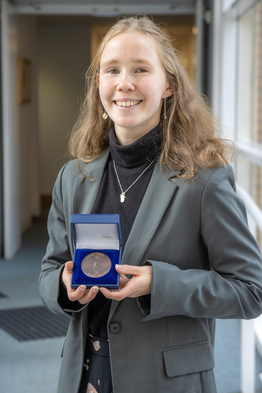 Astrophysics Honours graduate Sophie Young won the Astronomical Society of Australia’s 2024 Bart Bok Prize.