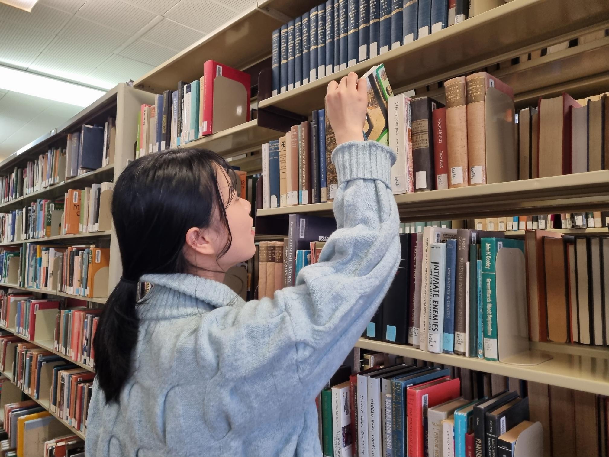 Rayne in library 