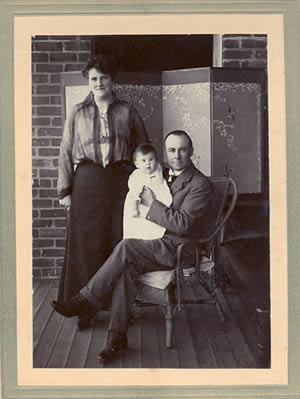 Kate and Edmund Morris Miller with daughter Kate in 1917